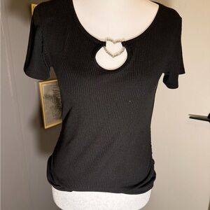 Chic Black Heart‎ Accent Short Sleeve Top
